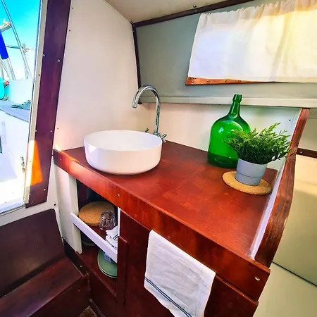 Botel Sirius - Boat House *