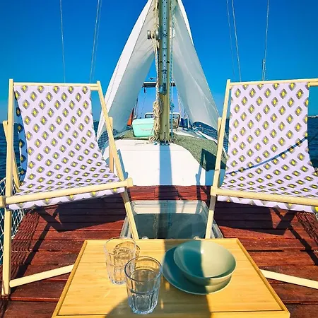 Botel Sirius - Boat House *